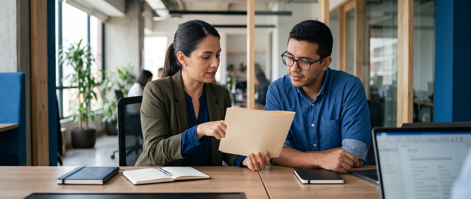 Profesionales revisando documentos de gestión empresarial